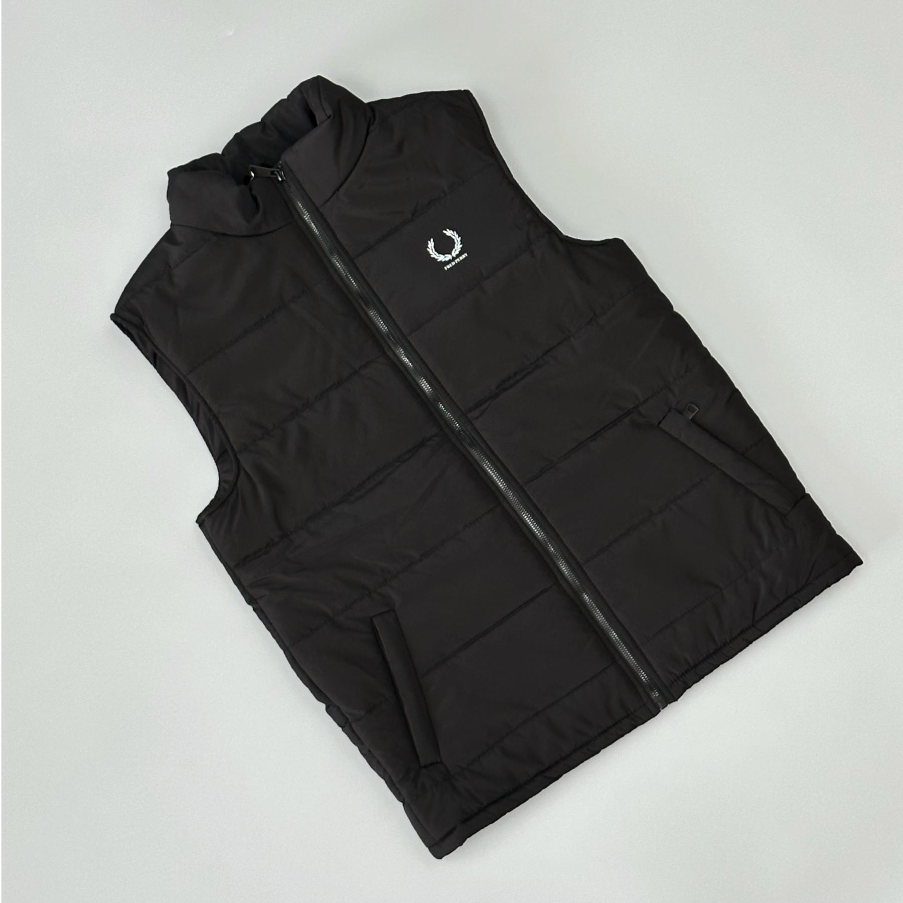 Жилетка Fred Perry мужская черная демисезонная повседневная на молнии на синтепоне прямого кроя безрукавка