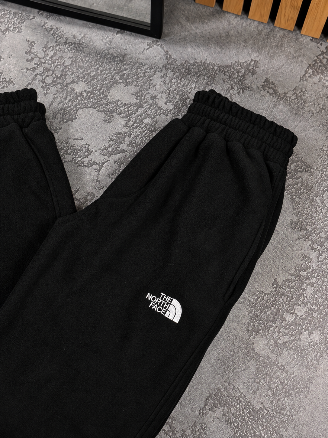 Штаны The North Face флис мужские черные зимние практичные и трендовые на шнуровке на молнии для отдыха брюки