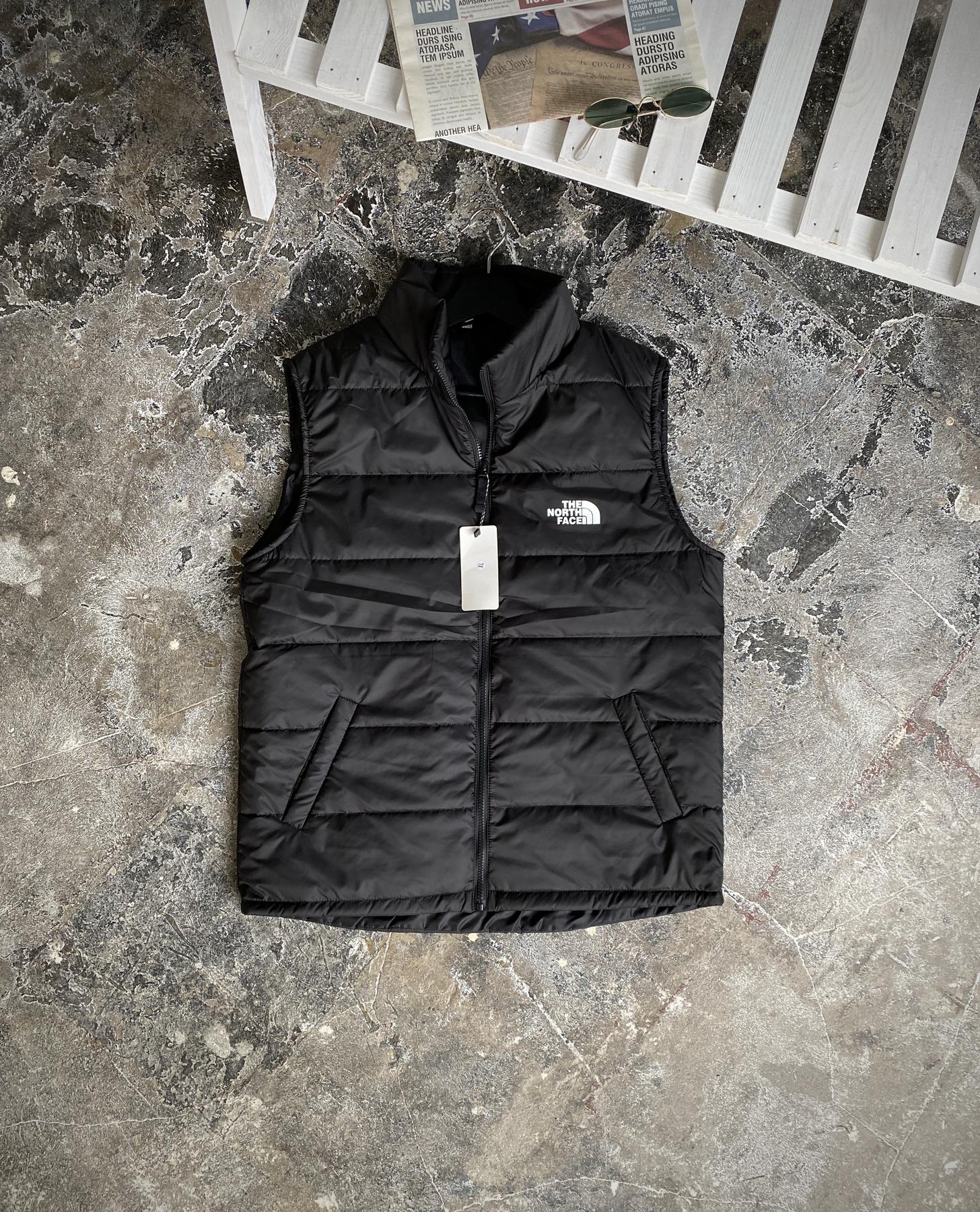 Жилетка The North Face мужская черная плащевка летняя удобная на молнии на синтепоне с капюшоном безрукавка