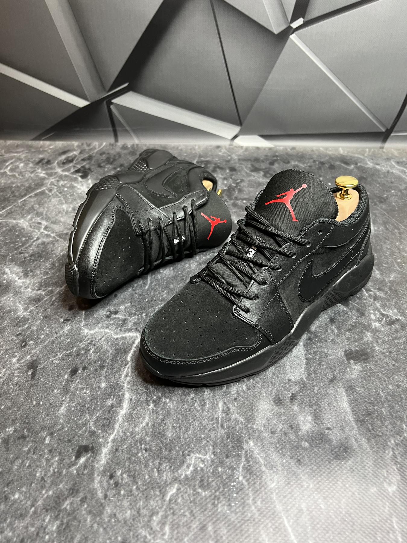 Купити чорного кольору чоловічі кросівки фото моделі