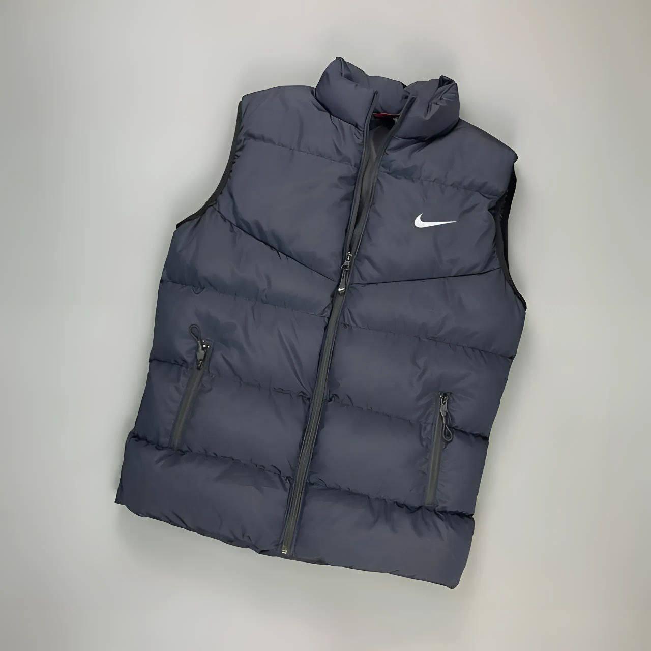 Жилетка Nike мужская плащевка демисезонная актуальная на молнии прямого кроя для путешествий безрукавка