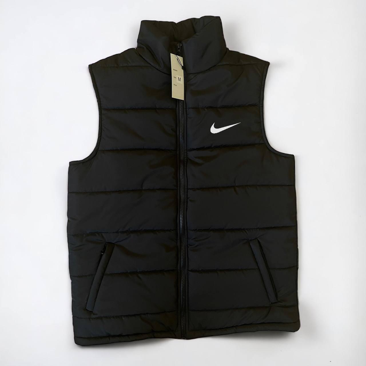 Жилетка Nike мужская демисезонная практичная и базовая на молнии на синтепоне прямого кроя безрукавка