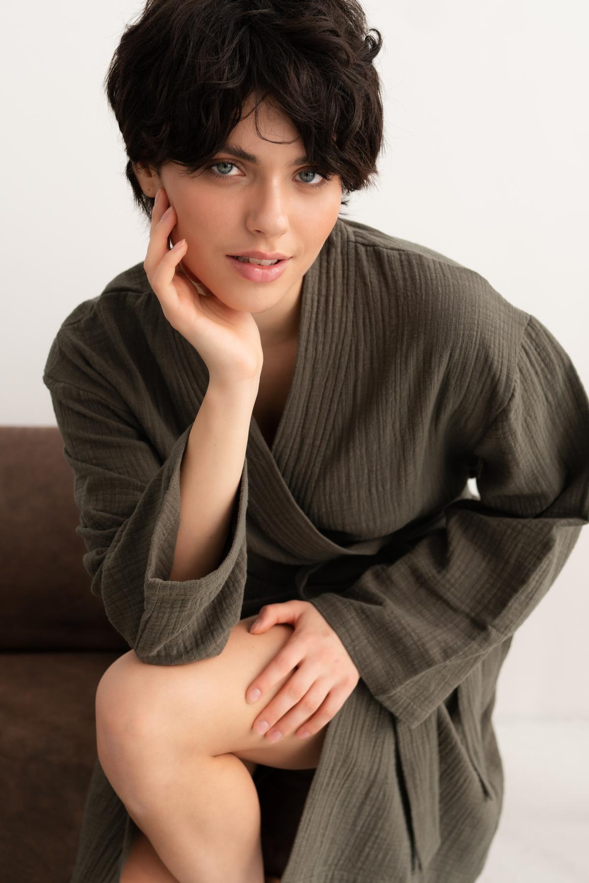 Жіночий халат COSY Duna із фактурного мусліну хакі - фото 4
