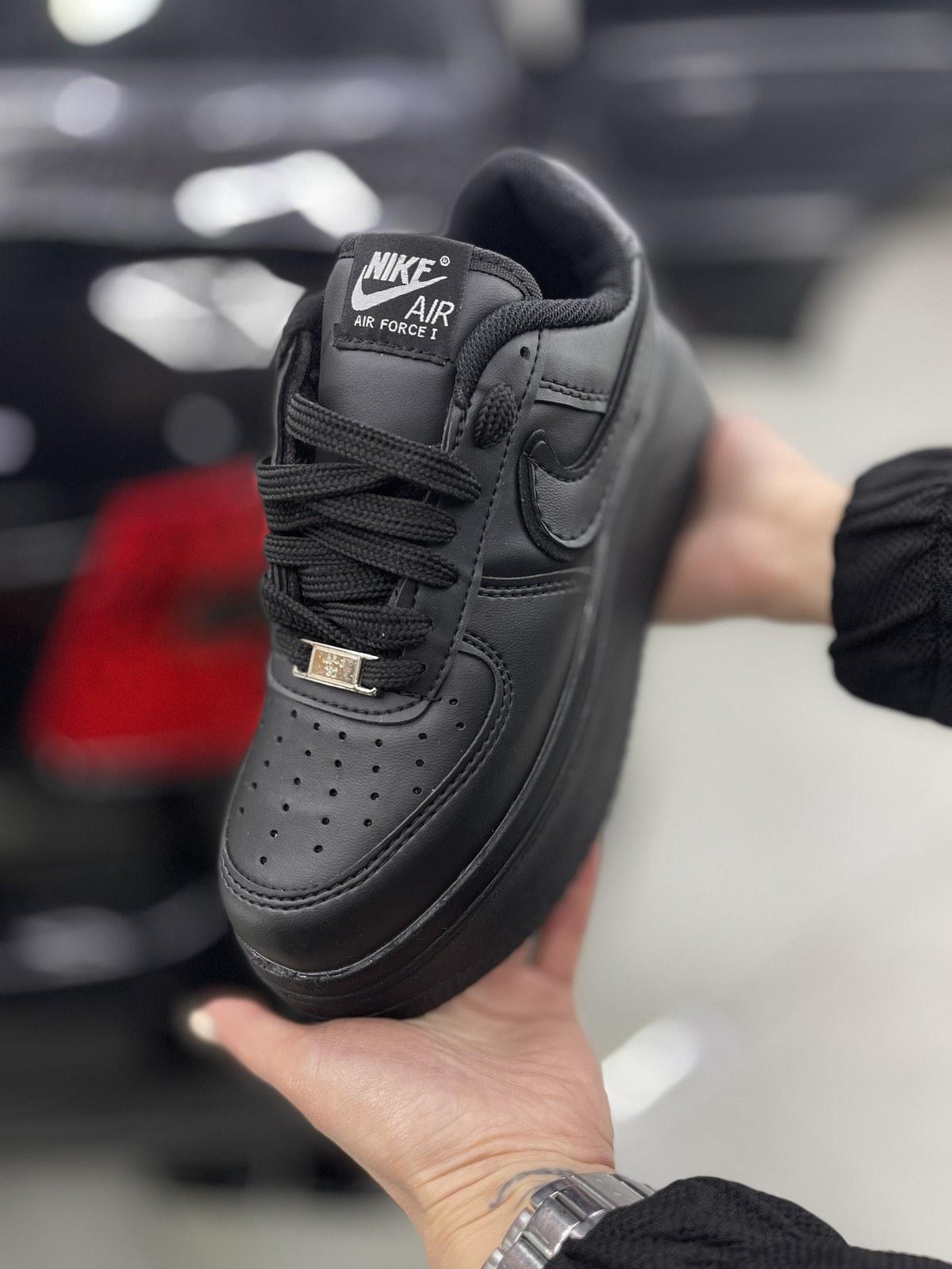 Кроссовки Nike женские демисезонные модные и качественные повседневные на шнуровке для ходьбы спортивная обувь