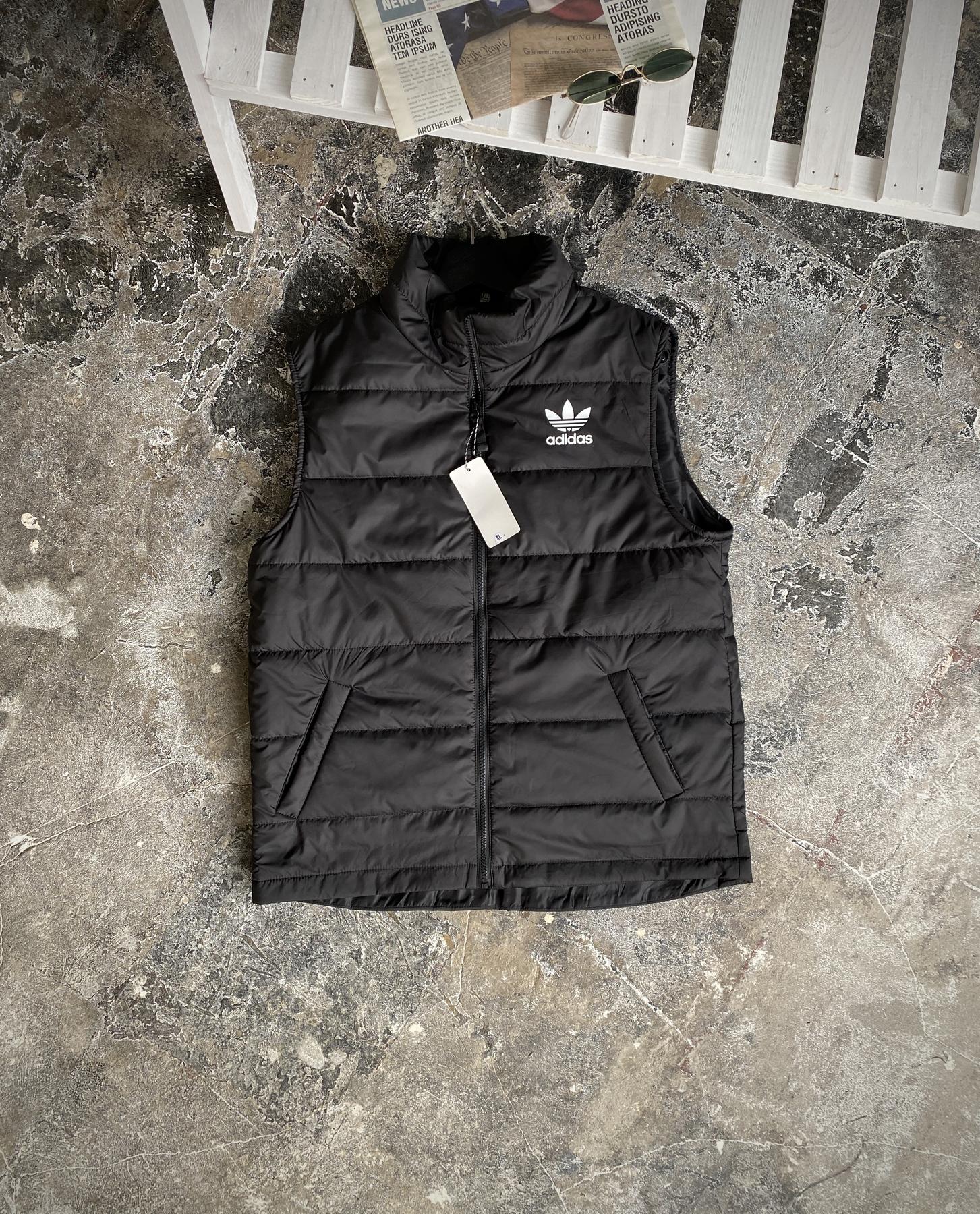 Жилетка Adidas мужская черная плащевка летняя утепленная на молнии на синтепоне с капюшоном безрукавка
