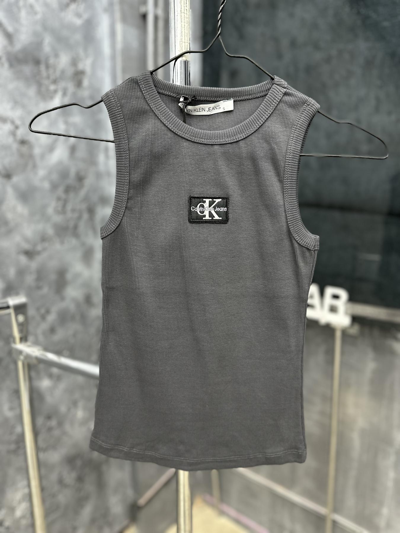 Футболка Calvin Klein женская хлопковая летняя актуальная с коротким рукавом прямого кроя для отдыха тенниска